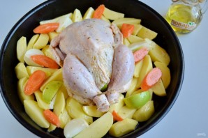 Праздничная курица с яблоками и овощами - фото шаг 5