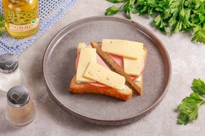 Горячие сэндвичи с колбасой и сыром на сковороде - фото шаг 4