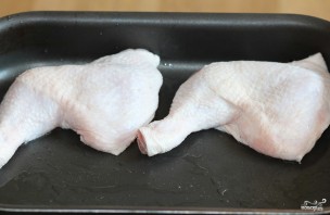 Куриные окорочка с картошкой в духовке - фото шаг 4