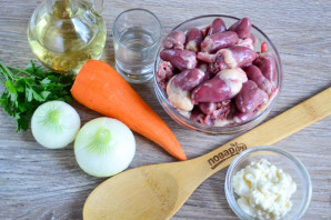 Салат из куриных сердечек с маринованным луком - фото шаг 1