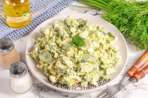 Салат с яйцом, огурцом, зелёным луком и сыром - фото шаг 7