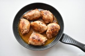 Куриные бедра в соусе - фото шаг 7
