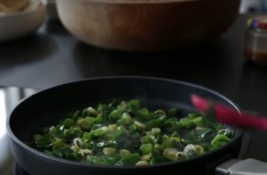 Салат из граната и зеленого лука - фото шаг 7