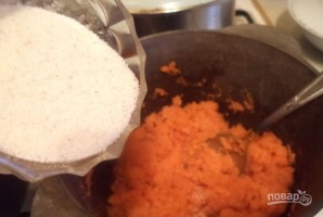 Манный пудинг из творога с морковью - фото шаг 3
