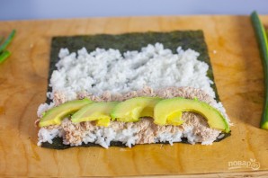 Консервированный тунец с рисом и авокадо - фото шаг 3