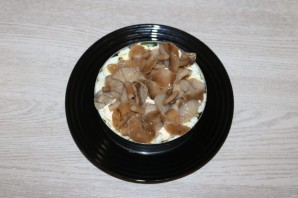 Слоёный салат с ветчиной и грибами - фото шаг 5