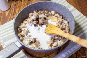 Жульен с курицей и грибами в формочках для кекса - фото шаг 5