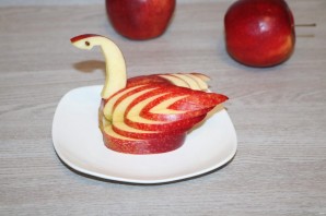 Лебедь из яблока - фото шаг 11