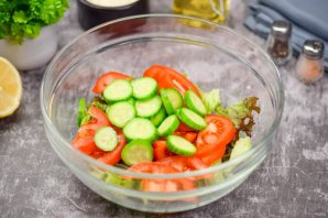 Салат с жареной куриной грудкой и овощами - фото шаг 5