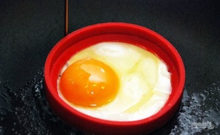 Жареные яйца с помидорами - фото шаг 4