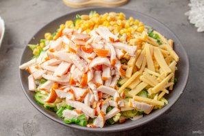 Салат с копченой курицей, пекинской капустой и кукурузой - фото шаг 6
