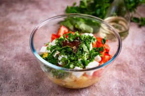 Салат с сыром, ананасом и помидорами - фото шаг 9