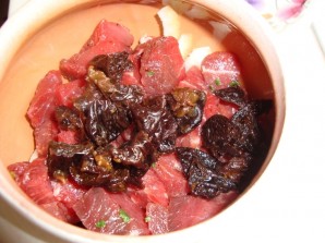 Мясо с черносливом в горшочках - фото шаг 3