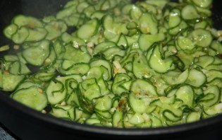 Салат из огурцов с чесноком - фото шаг 3