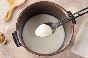 Каша манная в мультиварке - фото шаг 3