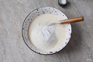 Заливной пирог с консервированной рыбой - фото шаг 4