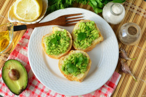 Бутерброды с авокадо и чесноком - фото шаг 9