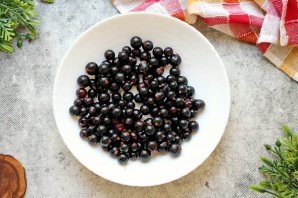Наливка из крыжовника и чёрной смородины - фото шаг 3