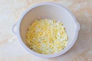Рулетики с сыром и чесноком - фото шаг 4