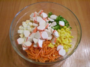 Салат с корейской морковкой и крабовыми палочками - фото шаг 5