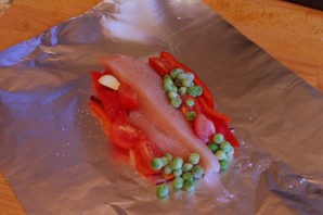 Курица, запеченная в фольге с овощами - фото шаг 2