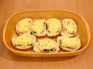 Запеченные бутерброды со шпротами - фото шаг 4