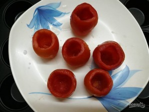 Яйца, запеченные в помидорах - фото шаг 2