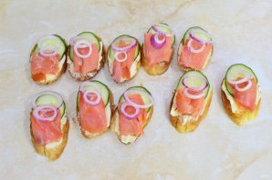 Бутерброды с горбушей соленой - фото шаг 7