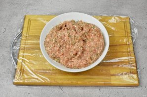 Мясной рулет с яйцом - фото шаг 3