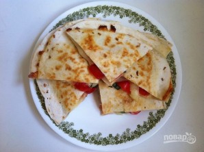 Кесадилья с сыром и помидорами - фото шаг 5