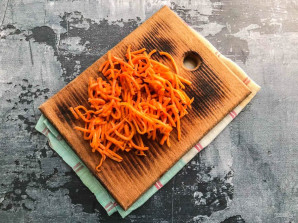 Салат "Семицветик" с корейской морковкой - фото шаг 2