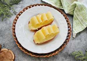 Бутерброды с маслом и сыром - фото шаг 4
