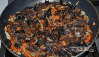 Грибной суп из сушеных грибов с перловкой - фото шаг 3