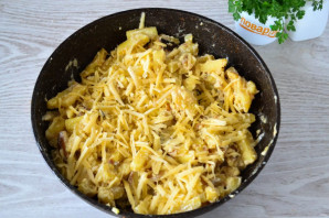 Картофель со сметаной и сыром на сковороде - фото шаг 6