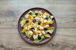 Салат с персиками и сыром - фото шаг 6