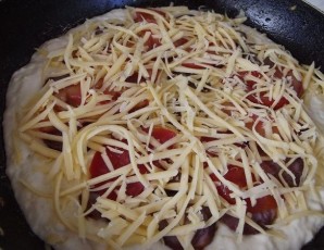 Пицца на сковороде без сметаны - фото шаг 3