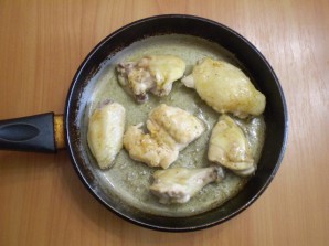 Жареная курица кусочками на сковороде - фото шаг 4