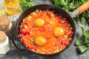 Яичница по-турецки с помидорами - фото шаг 5