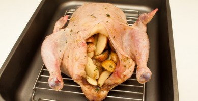 Курица целиком в духовке с овощами - фото шаг 2