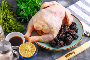 Цыпленок с черносливом в духовке - фото шаг 1