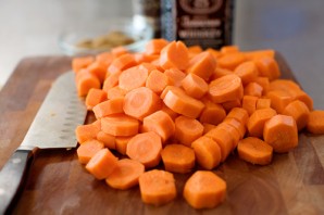 Молодая морковь, жаренная в карамели - фото шаг 2