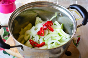 Салат из огурцов с перцем и луком на зиму - фото шаг 4