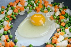 Коричневый рис с яйцом и овощами - фото шаг 2