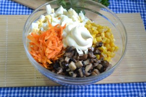 Салат с корейской морковкой и грибами - фото шаг 4