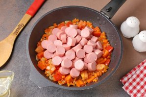 Перловая каша с сосисками и овощами - фото шаг 7