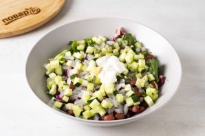 Салат с фасолью и огурцом "Пятиминутка" - фото шаг 6