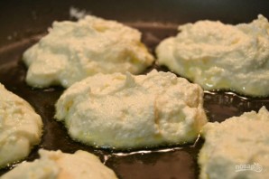 Сырники без яиц на сковороде - фото шаг 3