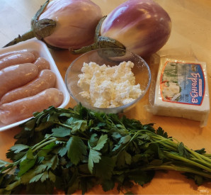 Баклажан с куриными колбасками и творожно-сырной шапкой - фото шаг 1