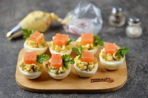 Фаршированные яйца с малосольным лососем - фото шаг 5