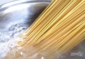 Спагетти с чесноком и петрушкой - фото шаг 2